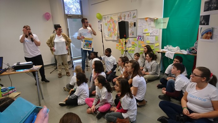 7. Les enfants vont présenter la résolution