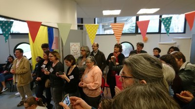 8. Les adultes attendent la danse