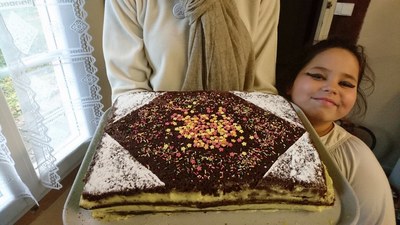 10. Merci à nos voisins pour avoir apporté le gâteau pour le goûter ! nous avons partagé nos bonbons et nous nous sommes bien régalés !