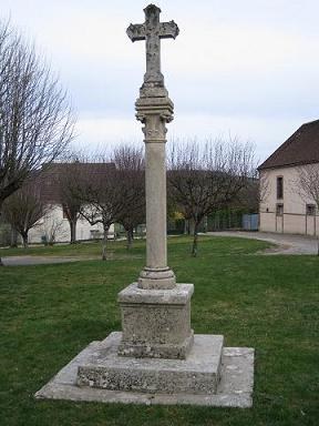 Croix de Saint Georges (emplacement de l’ancienne église) à Champvallon