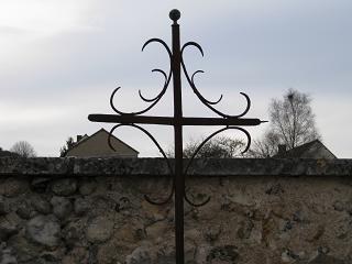 Croix tombale, cimetière de Champvallon 2