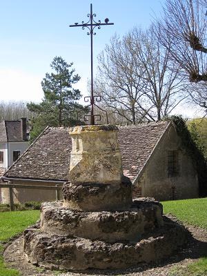 Croix devant l'église de Guerchy
