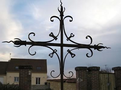 Croix de Saint Jean Baptiste, angle route de Guerchy, Neuilly