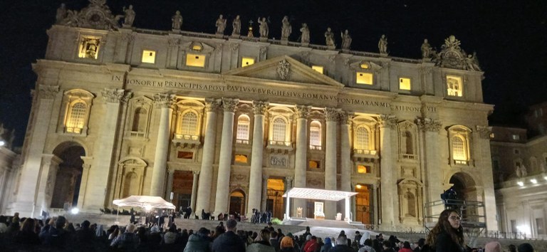 43 2025 02 26 veillée de prière pour le pape François (2)