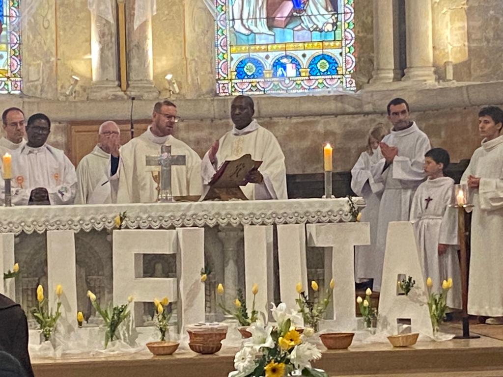Célébration de la messe à l'église St-Lazare 2.jpg