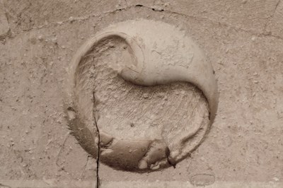 au tympan : l’Agneau de Dieu (agnus dei)