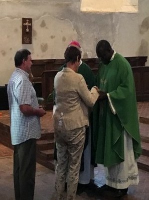 1. Les maires ont remis la clef de leur église au Père Laurent