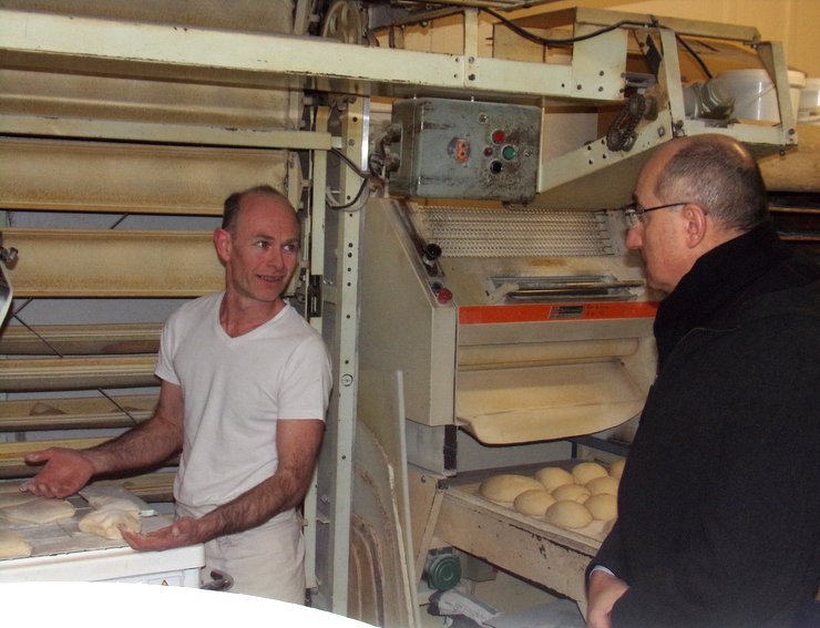 Mgr Giraud dans le fournil de M. Pascault 