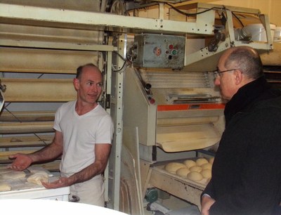 Mgr Giraud dans le fournil de M. Pascault 