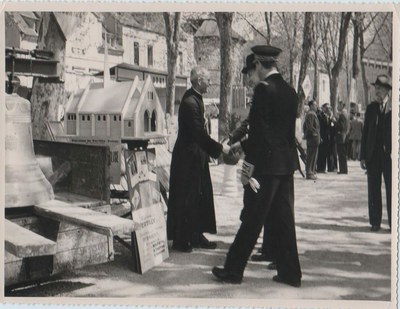 L’abbé Dieudonné à la foire de Sens en 1954 présentant le projet de reconstruction de l’église de Vertilly 1.jpg