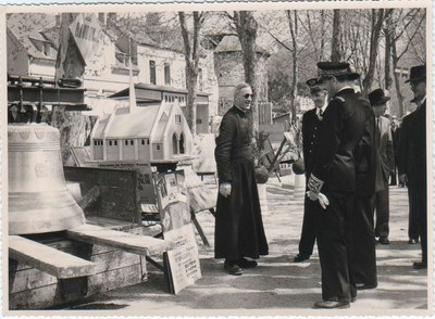 L’abbé Dieudonné à la foire de Sens en 1954 présentant le projet de reconstruction de l’église de Vertilly 2.jpg