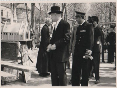 L’abbé Dieudonné à la foire de Sens en 1954 présentant le projet de reconstruction de l’église de Vertilly 3.jpg