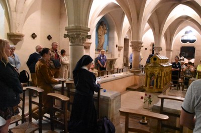 Prière dans la crypte