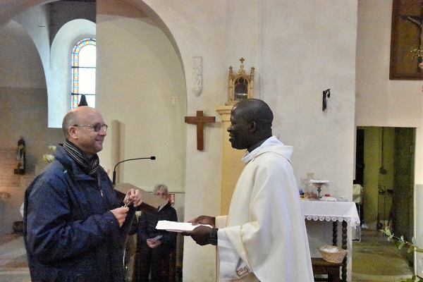DSC 7122 remise des clés de l'église de Maillot, à Laurent Douvry