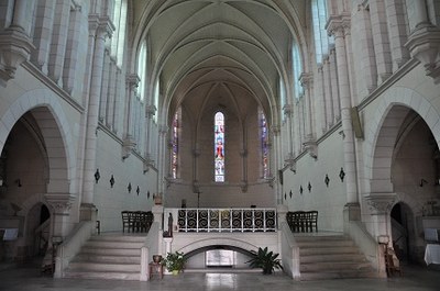 Intérieur Chapelle Ste Colombe  vue sur la crypte