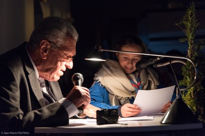 Barré grand-père et petite fille commentent le documentaire