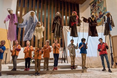 Spectacle de marionettes géantes par les enfants