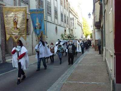 08 Procession dans les rues