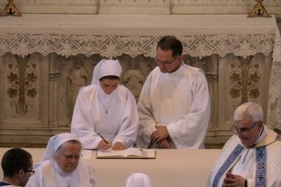 Sœur Colombe signe les registres de sa communauté.